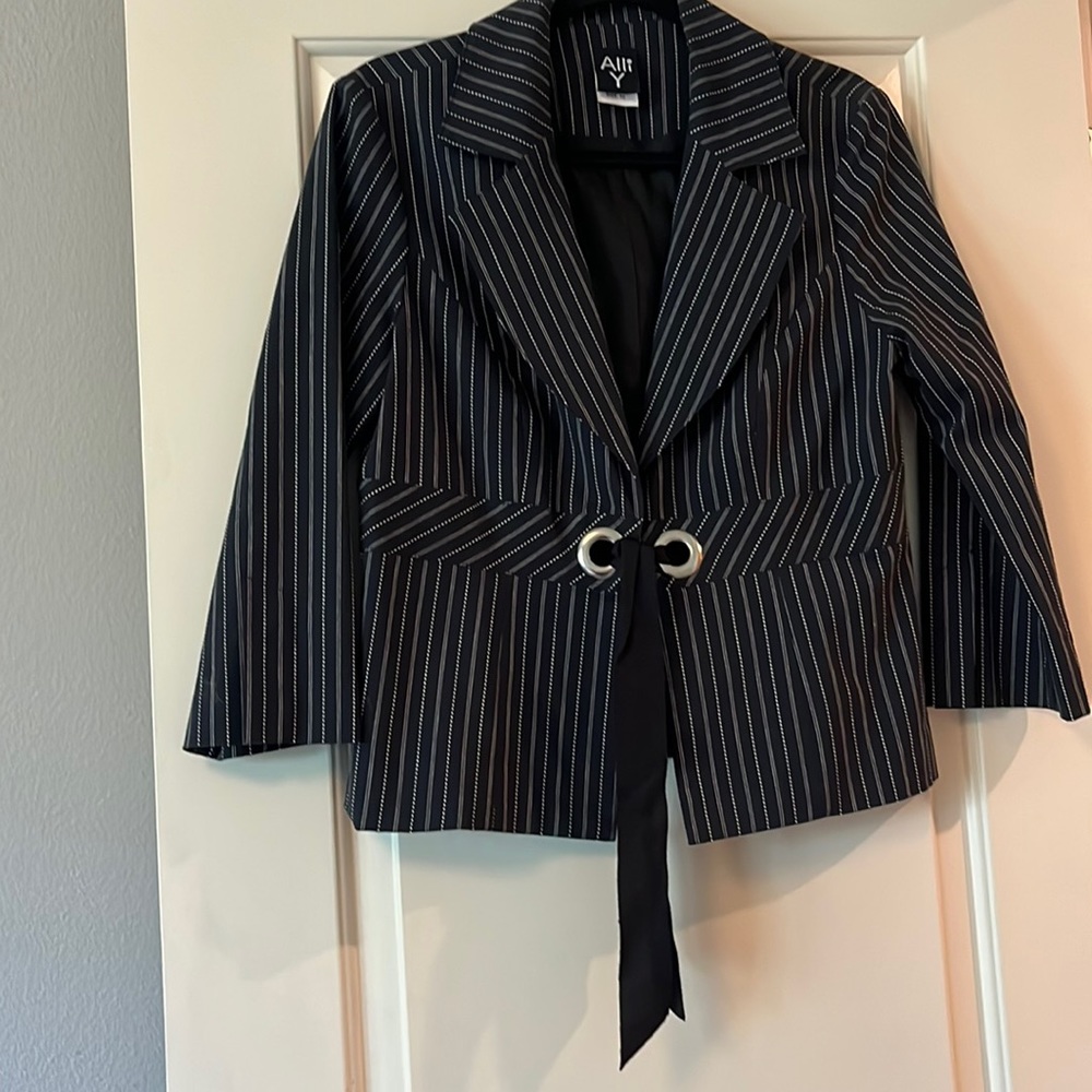 Alli Y black and white strip jacket with tie front